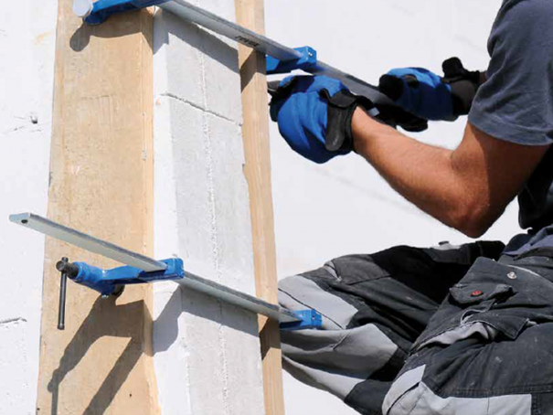 serre-joint Revex utilisé sur un chantier par l'un de ses techniciens